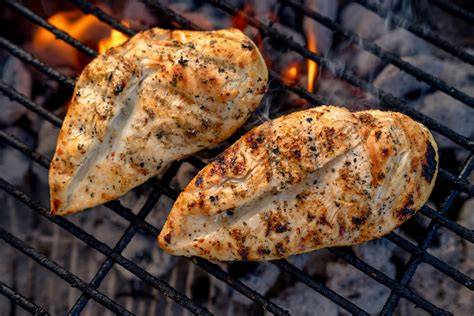 Pechugas de pollo cocinándose en la parrilla