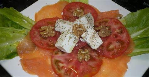 Ingredientes frescos para ensalada de salmón y queso fresco