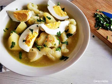 Guiso de coliflor con patatas y huevo