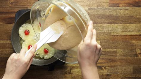 Rodajas de piña dorándose en una sartén