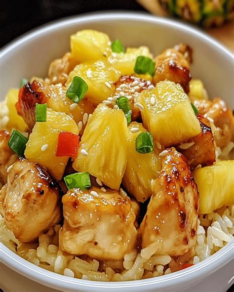 Plato de pollo con piña y arroz
