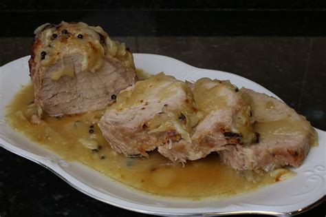 Lomo de cerdo encebollado cociéndose a fuego lento