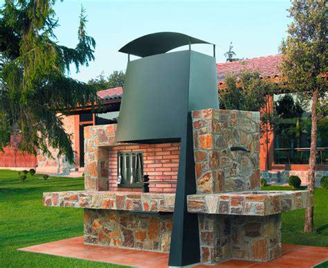 Barbacoa de piedra natural con encimera negra en un rincón rústico