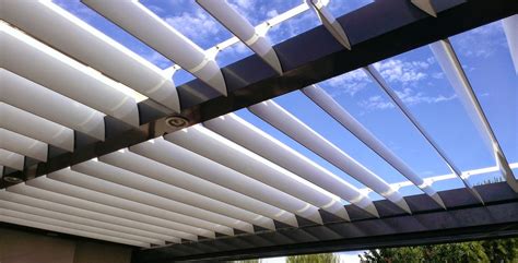 Pérgola bioclimática con lamas orientables sobre una cocina exterior
