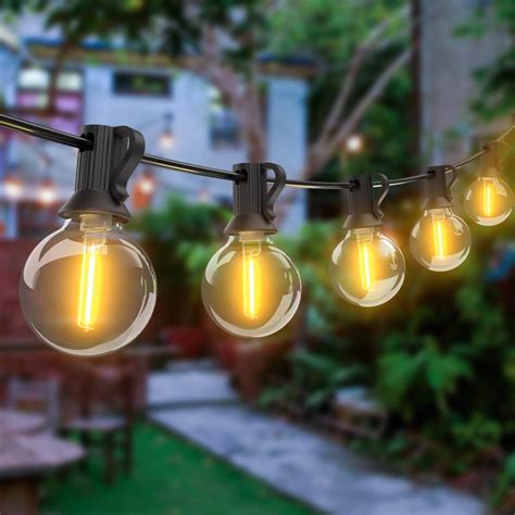 Guirnalda de luces LED decorando una zona de barbacoa de noche