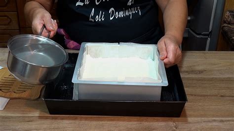 Horno con el pastel de algodón cociéndose al baño maría