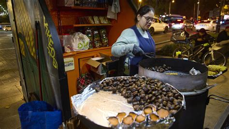 Puesto de castañas asadas en una calle de Madrid