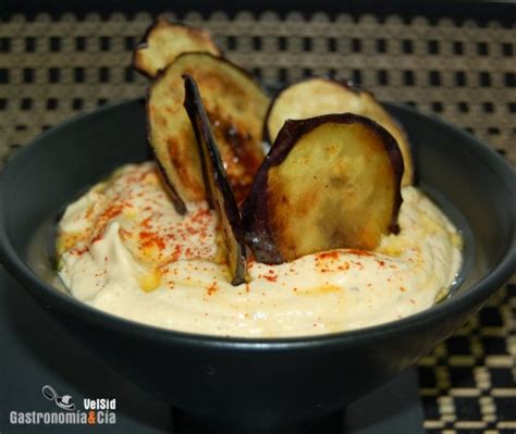 Hummus con berenjenas crujientes en un plato