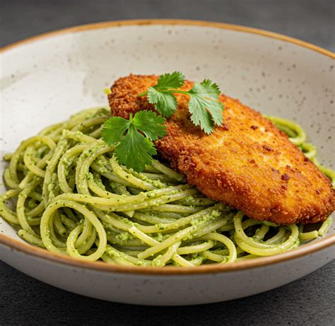 Espagueti verde cremoso con milanesa de pollo