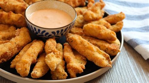 Tiras de pollo doradas en una sartén