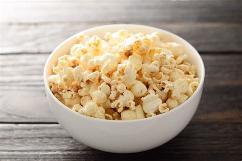 Palomitas de maíz naturales en un bol