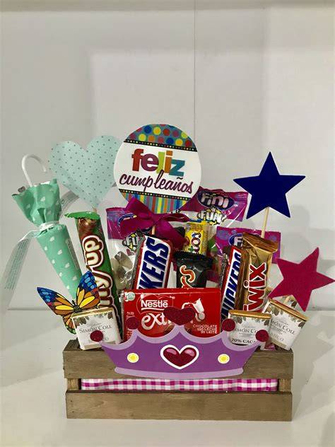 Cajitas con forma de caseta de playa rellenas de dulces tradicionales