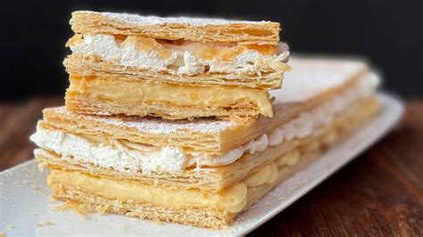 Tarta milhojas clásica con capas de hojaldre y crema