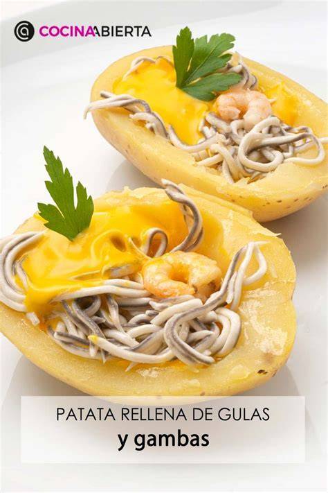 Plato de patatas rellenas de gulas recién preparadas