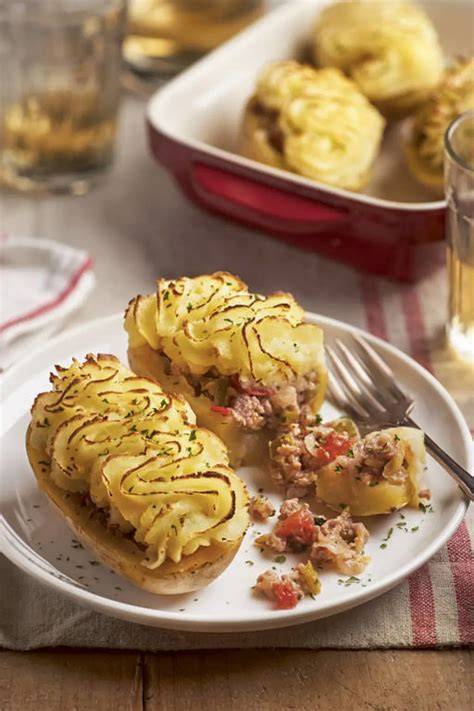 Ingredientes frescos para cocinar patatas rellenas