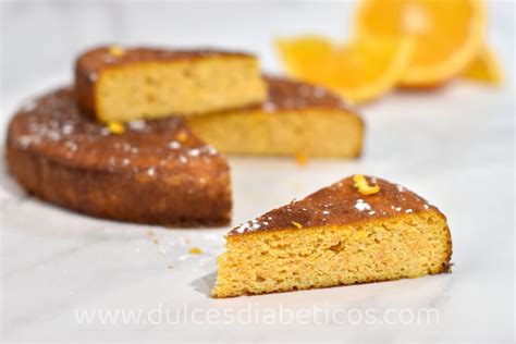 Bizcocho de zanahoria y naranja decorado con azúcar glas