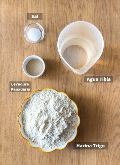Ingredientes básicos para hacer pan: harina, levadura, agua, sal