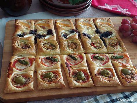 Bandeja variada de canapés de hojaldre recién horneados