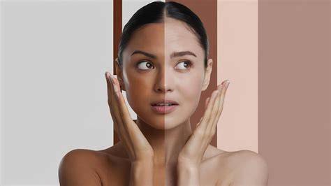 Persona con piel bronceada y consumiendo zanahorias
