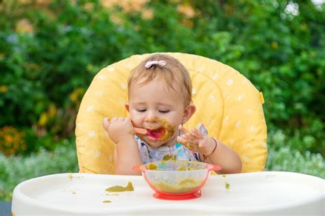 Niño comiendo puré de verduras