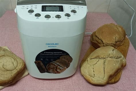 Añadiendo ingredientes a la panificadora