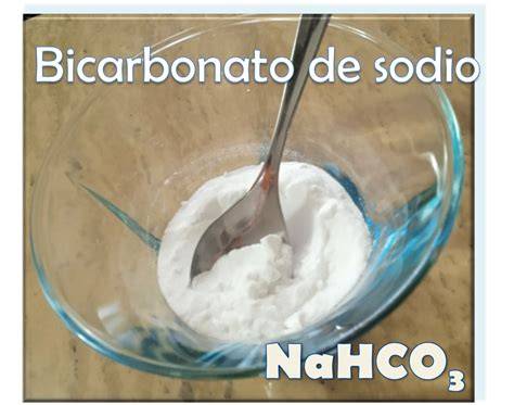 Reacción química del bicarbonato de sodio con un ácido para producir CO2