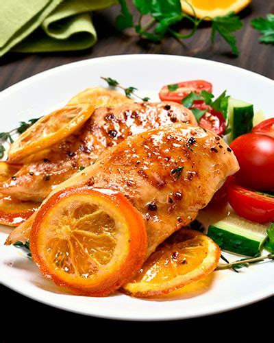 Pollo cociéndose a fuego lento en salsa de naranja