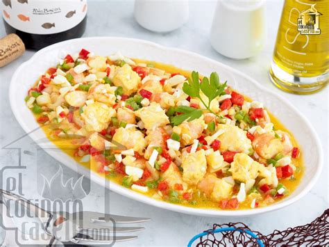 Plato de salpicón de rape y langostinos servido en una fuente elegante