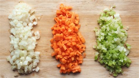 Proceso de picado de verduras en brunoise para el salpicón