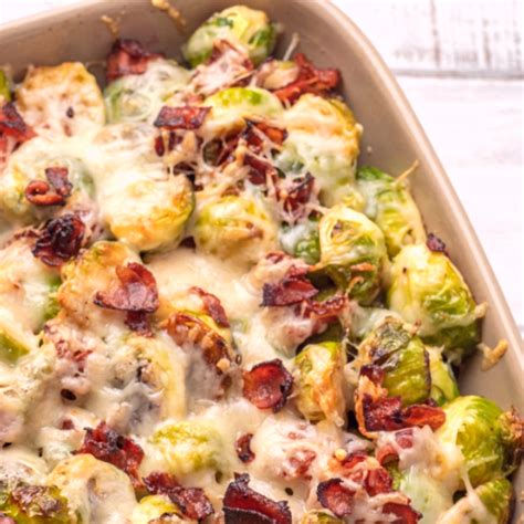 Plato de gratinado de coles de Bruselas y champiñones con hierbas frescas