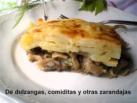 Plato de gratinado de setas y queso recién salido del horno