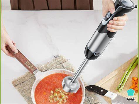 Proceso de batido del salmorejo con batidora de mano