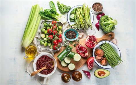 Variedad de guarniciones para salmorejo