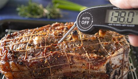 Termómetro de carne midiendo la temperatura de la chuleta