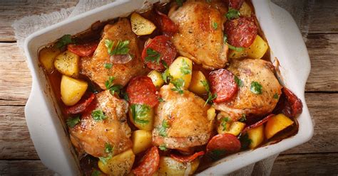 Plato de contramuslos de pollo al horno con verduras y patatas