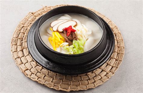 Tteokguk servido en un bol tradicional