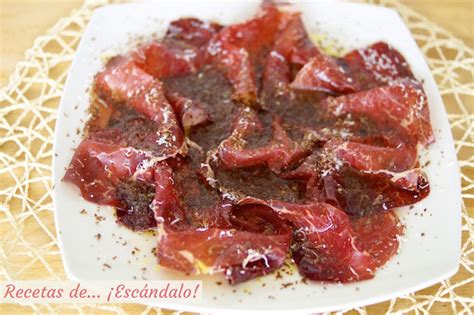 Corte fino de cecina con aceite de oliva
