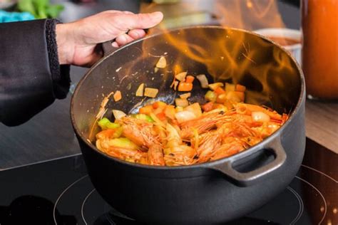 Gallina cocinándose lentamente en una olla