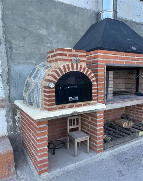 Detalle de un horno de leña tradicional