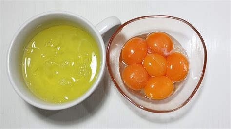 Huevos frescos separados en claras y yemas