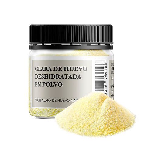 Clara de huevo en polvo en un recipiente junto a un batidor