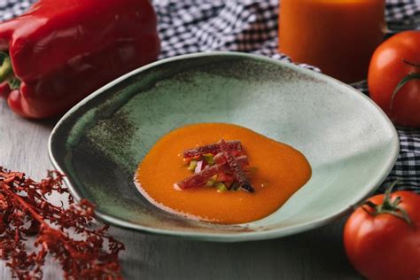 Gazpacho andaluz servido con jamón ibérico y huevo cocido