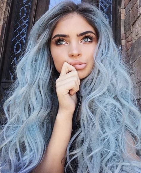 mujer con cabello azul pastel estilo invernal