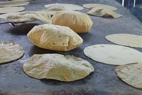 Tortillas de harina de maíz caseras recién hechas