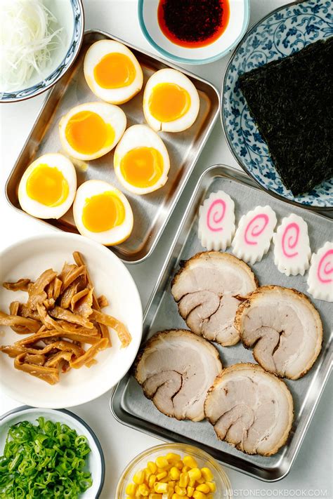 Variedad de toppings para ramen