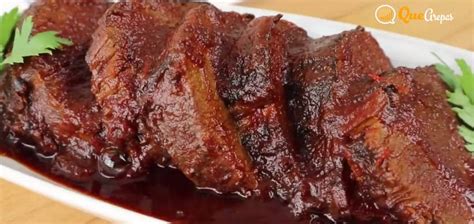 Asado negro rebanado con abundante salsa