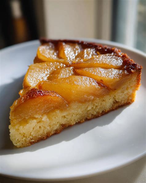 Tarta de pera invertida recién desmoldada
