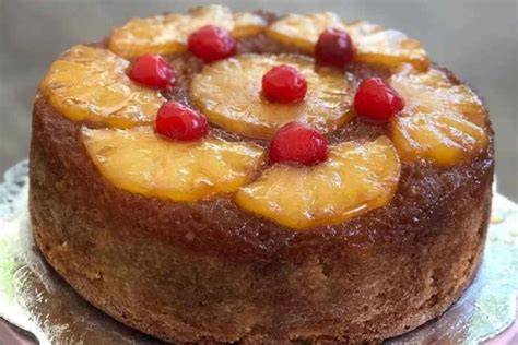 Torta de piña venezolana con caramelo y frutas