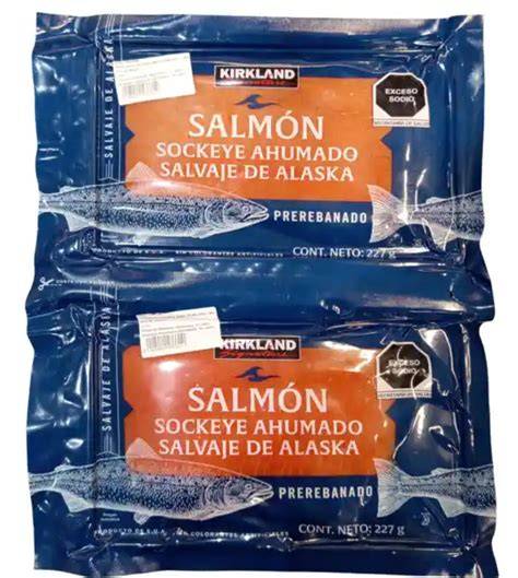 Imagen de un paquete de salmón ahumado Kirkland Signature con el lote y fecha resaltados