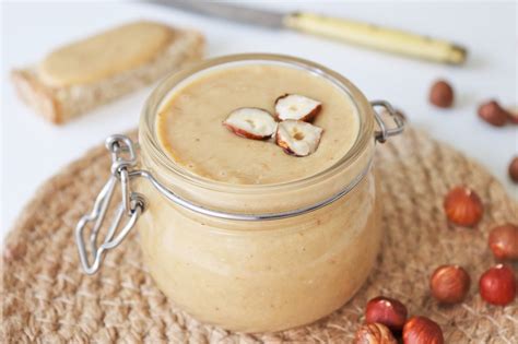 Crema de avellanas casera en un frasco